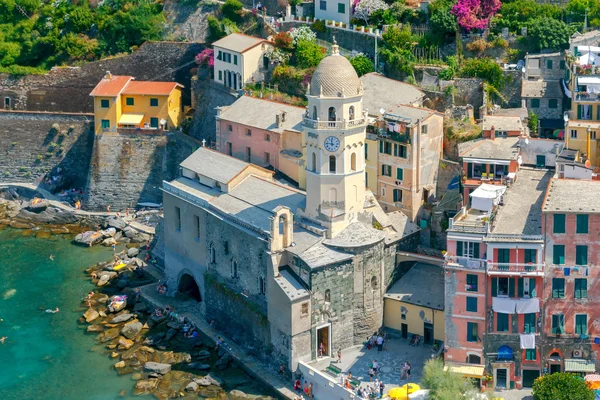 Vernazza. Renkli evleri ile eski köy. — Stok fotoğraf