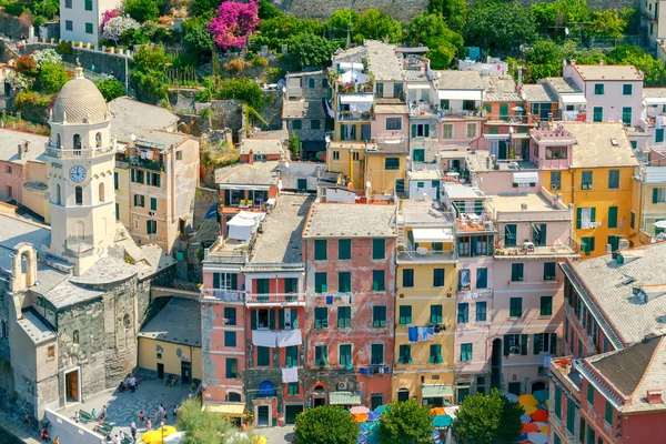 Vernazza. A aldeia velha com casas coloridas . — Fotografia de Stock