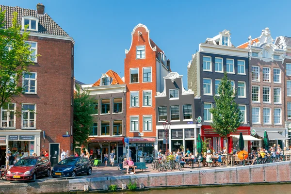 Amesterdão. Casas antigas ao longo do canal da cidade . — Fotografia de Stock