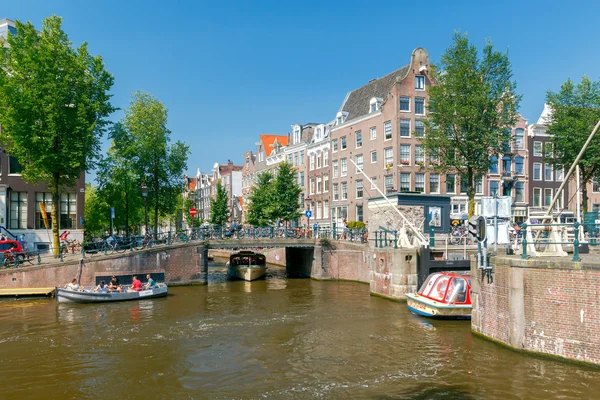 Amsterdam. Łodzie wycieczkowe na kanałach. — Zdjęcie stockowe