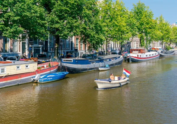 Amsterdam. Ausflugsboote auf den Kanälen. — Stockfoto