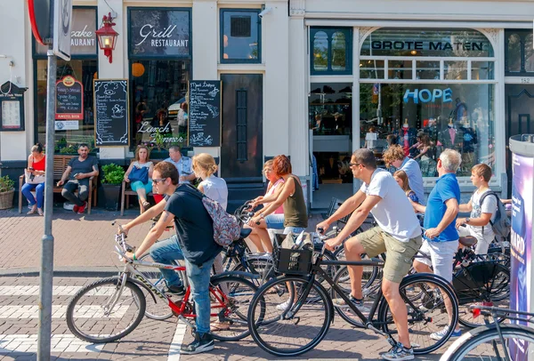 Amsterdam. Rowerzyści na ulicach miasta. — Zdjęcie stockowe