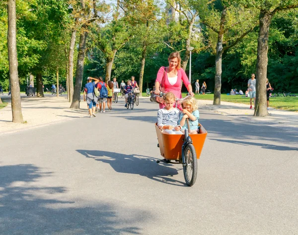 Амстердам. Велогонщики на улицах города . — стоковое фото