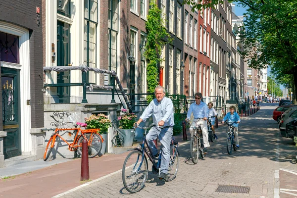 Amesterdão. Ciclistas nas ruas da cidade . — Fotografia de Stock