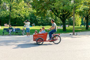 Amsterdam. Bisikletçiler şehir sokaklarında.