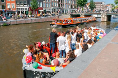 Amsterdam. Gezi tekneleri Kanallar üzerinde.