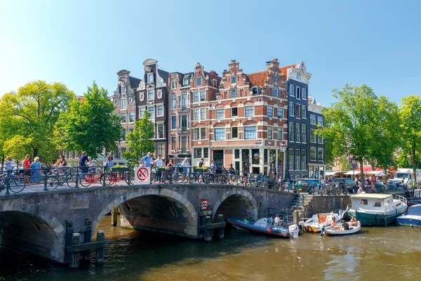 Amsterdam. Oude huizen langs het Stadskanaal. — Stockfoto