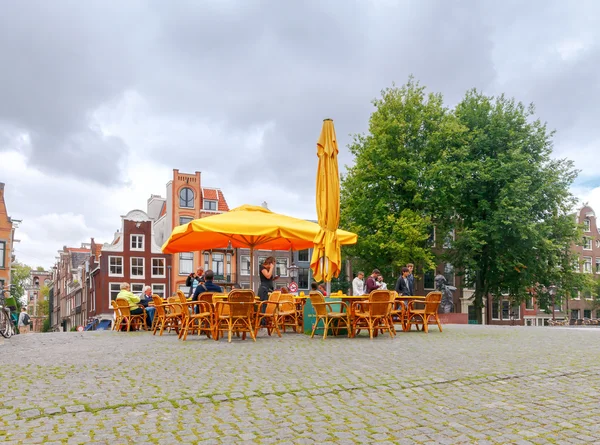 Amsterdam. Ulicznych kawiarni na kanale. — Zdjęcie stockowe