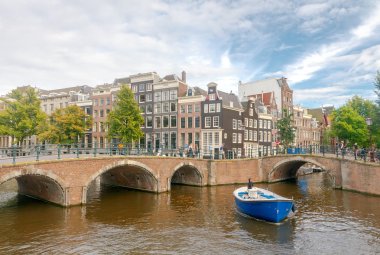 Amsterdam. Gezi tekneleri Kanallar üzerinde.