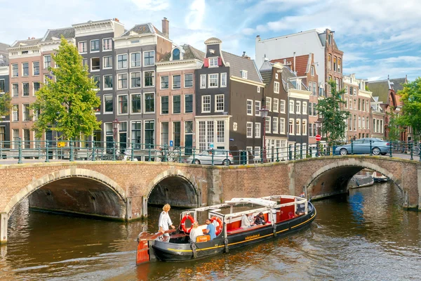 Amsterdam. Gezi tekneleri Kanallar üzerinde.