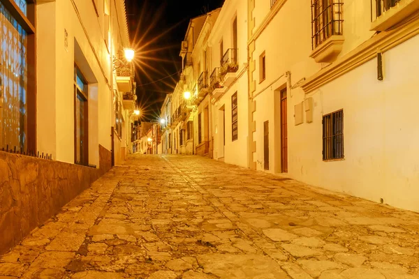 Ronda. Dorpsstraat nachts. — Stockfoto