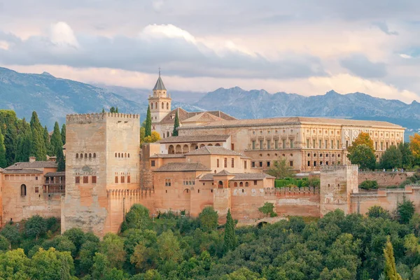 Granada. Het fort en paleis complex Alhambra. — Stockfoto