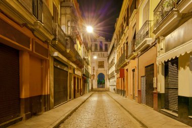 Sevilla. Gece eski sokak.
