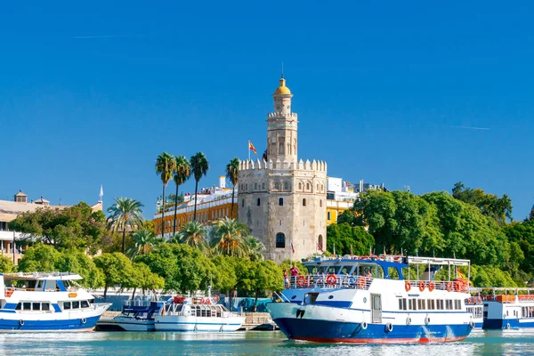 Sevilla. Torre dorada . — Foto de Stock