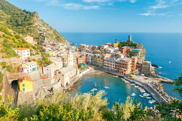 Vernazza. Starobylé italské vesnice na pobřeží Středozemního moře. — Stock fotografie