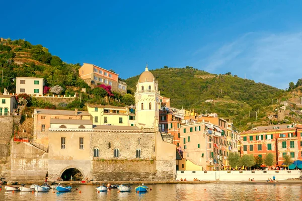 Vernazza. Antico borgo italiano sulla costa mediterranea . — Foto Stock