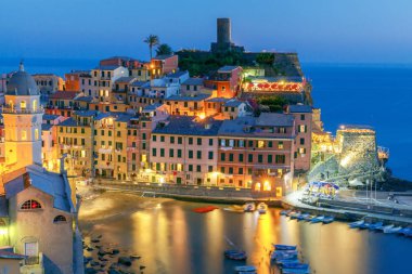 Vernazza. Eski liman gece.