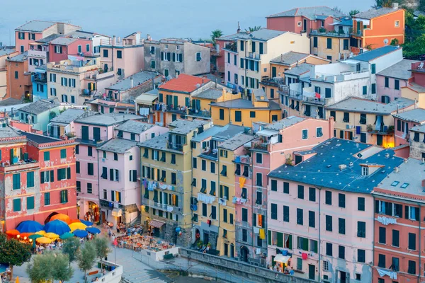 Vernazza. Antiguo pueblo italiano en la costa mediterránea . — Foto de Stock
