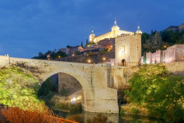 Toledo. Geceleri Alcantara Köprüsü.