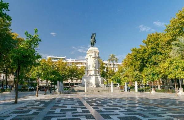 Sevilla. Monumento al rey Fernando . — Foto de Stock