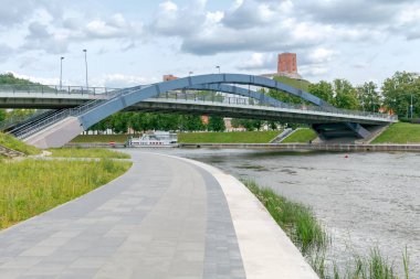 Vilnius. Neris Nehri köprüden Mindaugas taç.