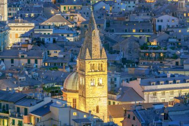 Cenova. Şehir gece görüntüsü.