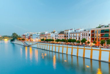 Sevilla. Guadalquivir boyunca şehir set.