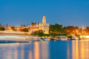 Sevilla. Golden Tower, gece.