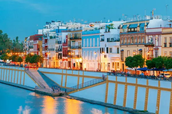 Sevilla. Nábřeží města podél řeky Guadalquivir. — Stock fotografie