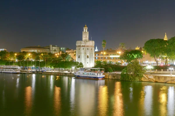 Sevilla. Golden Tower, gece.