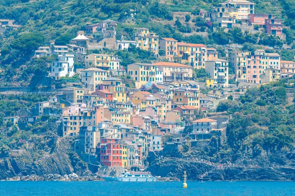 Riomaggiore. Villaggio italiano sulla costa . — Foto Stock