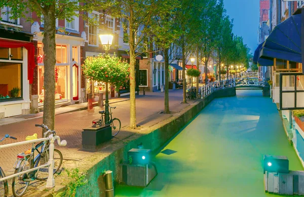 Delft. Canal da Cidade à noite . — Fotografia de Stock