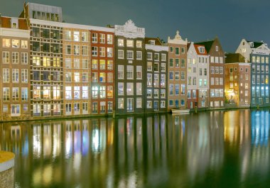 Amsterdam. Kanal boyunca evlerin gece görünümü.