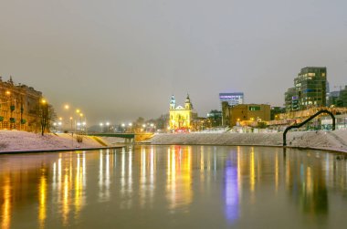 Vilnius. Merkezinde modern gökdelenlerin görünümü .