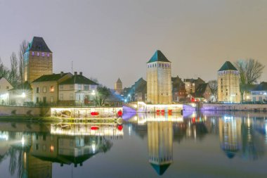 Strasbourg. Quay içinde çeyrek Petite France.