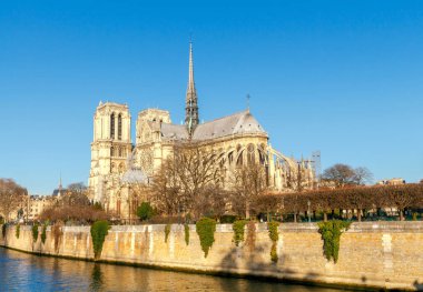 Paris. Ile de la Cite bir güneşli kış sabah.
