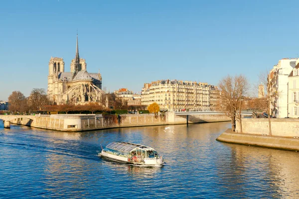 Parigi. Ile de la Cite in una soleggiata mattina d'inverno . — Foto Stock