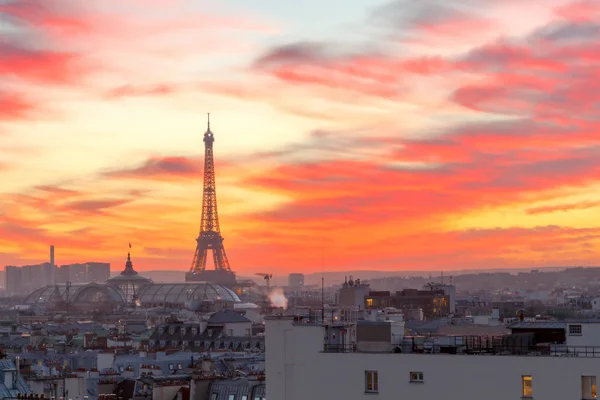 Paříž. Eiffelova věž při západu slunce. — Stock fotografie