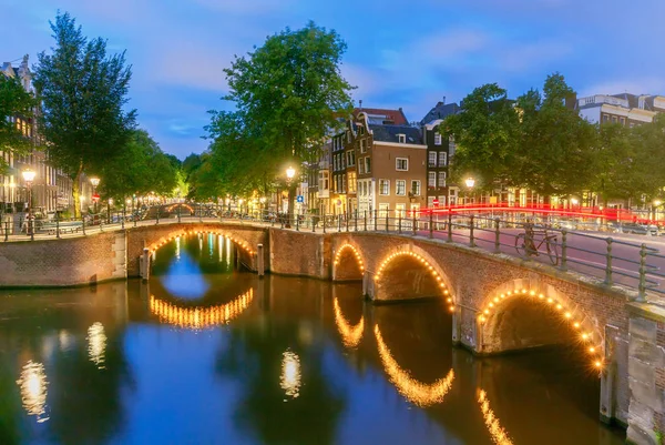 Амстердам. Городской канал на рассвете . — стоковое фото