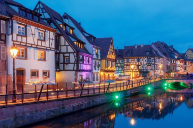 Colmar. Gün batımını kanalda şehir.