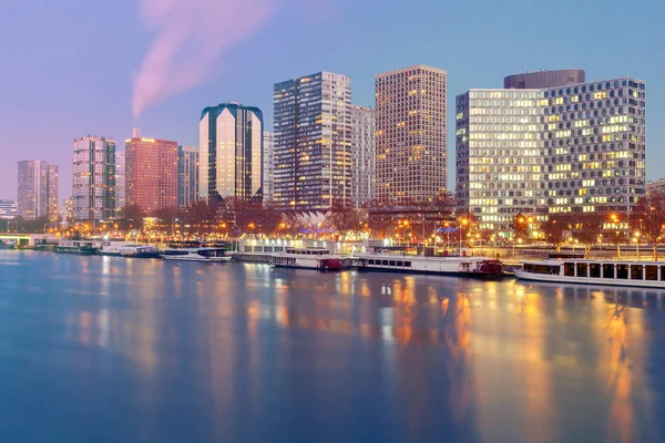 Paris. Embankment at sunset. — Stock Photo, Image