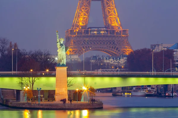 В Париж. Статуя Свободы . — стоковое фото