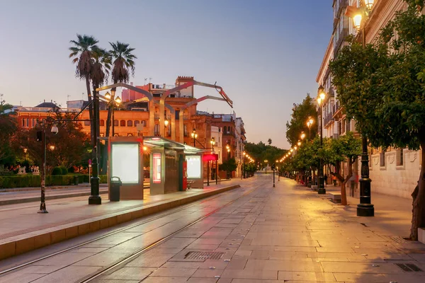 Sevilla. Constitution Avenue por la noche . — Foto de Stock