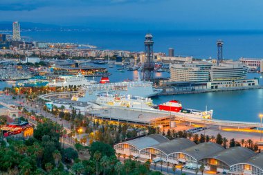 Barcelona. Liman gece.