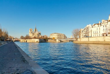 Paris. Ile de la Cite bir güneşli kış sabah.