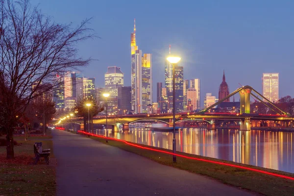 Frankfurt. Stadtdamm und Wolkenkratzer des Geschäftszentrums. — Stockfoto