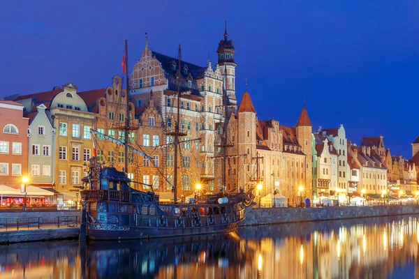 Gdansk. Terraplén central por la noche . — Foto de Stock