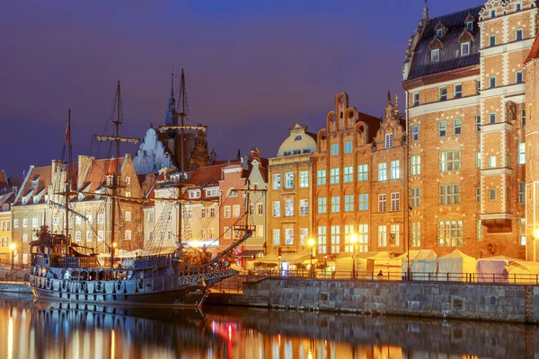 Gdansk. Terraplén central por la noche . — Foto de Stock