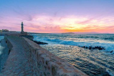 Chania. Günbatımı üzerinde eski liman