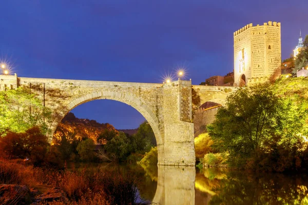 Toledo. Alcantara most v noci. — Stock fotografie